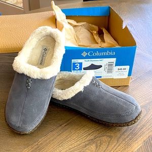 Youth Columbia slippers size 3